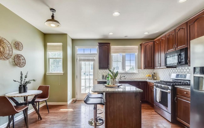 Building Photo - Stunning 2bd/2.5ba TH nestled within the prestigious Belmont Country Club!