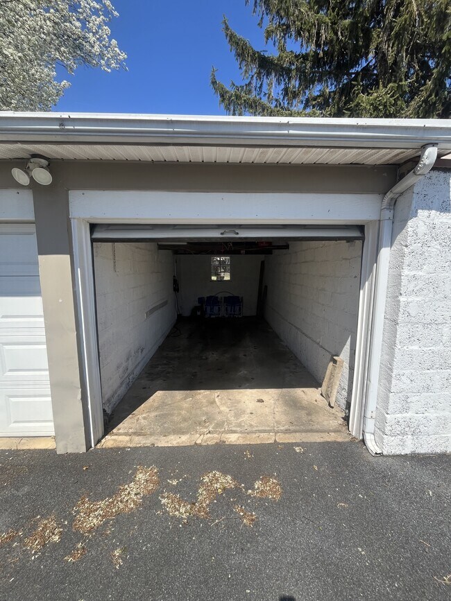 Building Photo - 220 E Liberty St