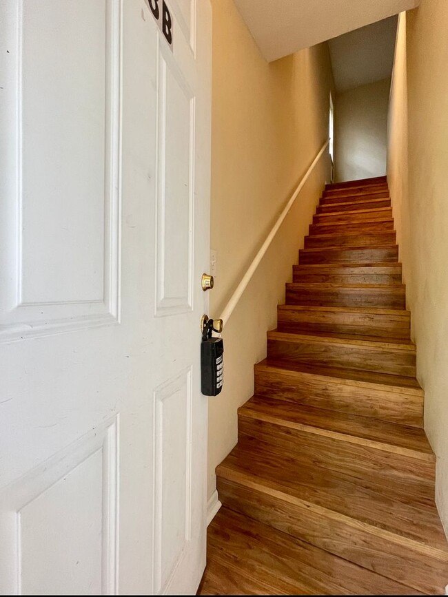 Building Photo - Spacious One Bedroom in Quiet 5 Plex with ...