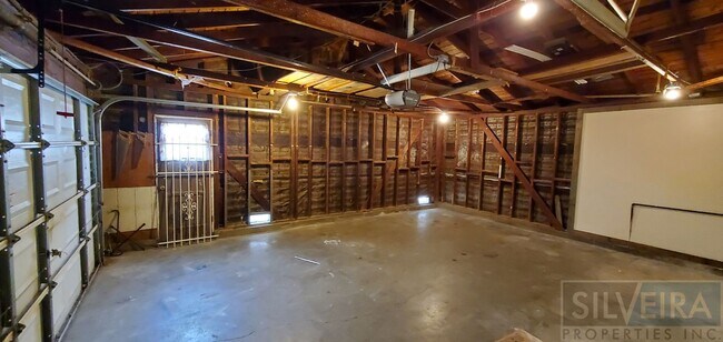 Building Photo - 3 bed, 1.5 bath home available!
