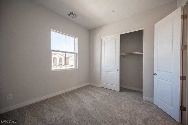 Building Photo - 117 Royal Cascade Ave