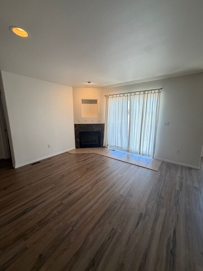 Building Photo - Large Duplex, Pelican Pointe Area