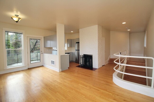 Building Photo - 2400 SW Hoffman Ave