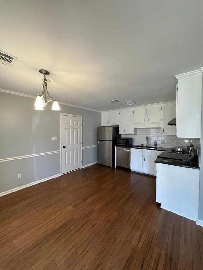 Building Photo - 3 Bedroom, 2 bathroom house on the Eastside, move-in ready