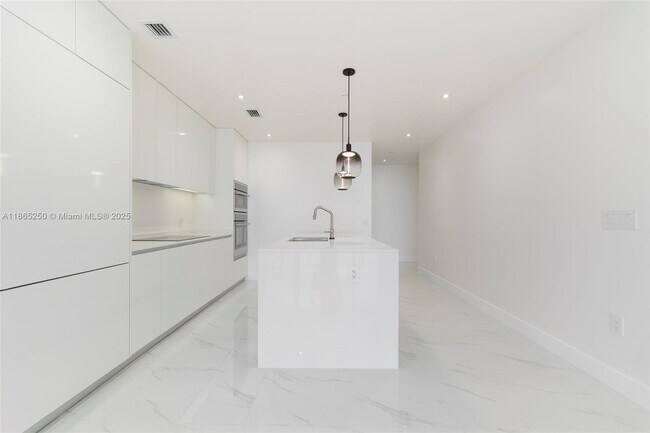 Building Photo - 700 NE 24th St