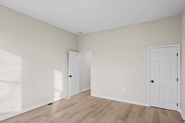 Building Photo - 139 N Lakewood Ave