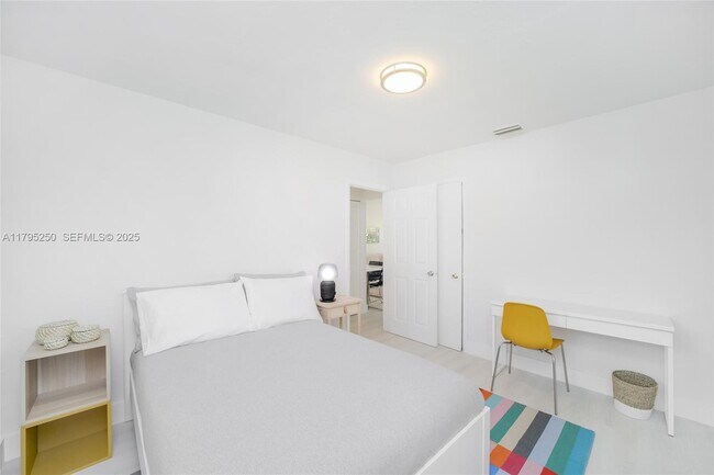 Building Photo - 6210 SW 59th Pl