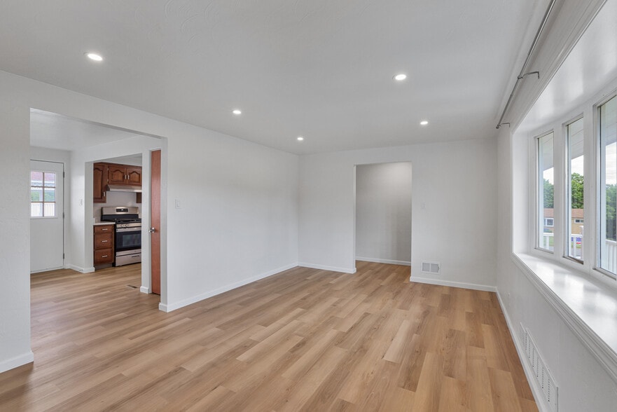 Living Room - 1755 Elderslee Rd