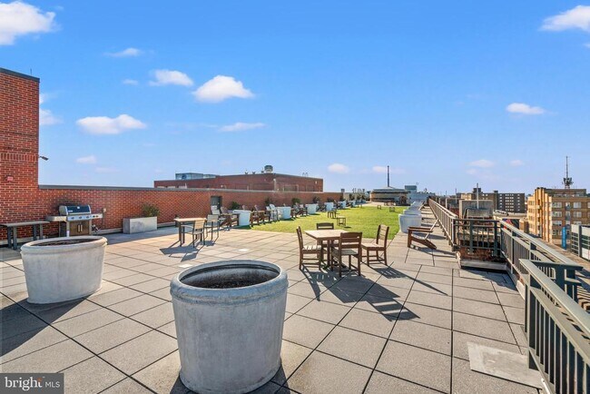 Building Photo - 1390 Kenyon St NW