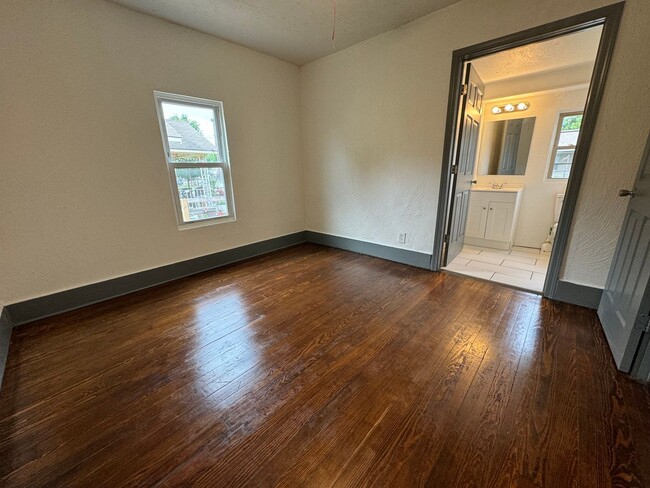 Building Photo - Cute 2 bedroom 2 bathroom home!