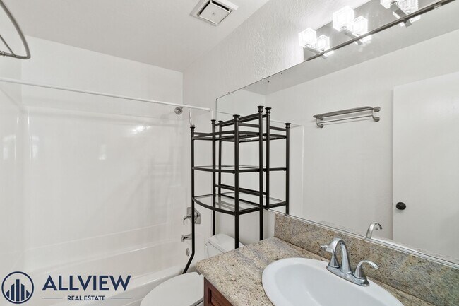 Building Photo - Highly upgraded 3 bed 2 bath condo availab...