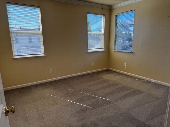 Building Photo - Beautiful and spacious 4 bedroom/ 2.5 bathroom home