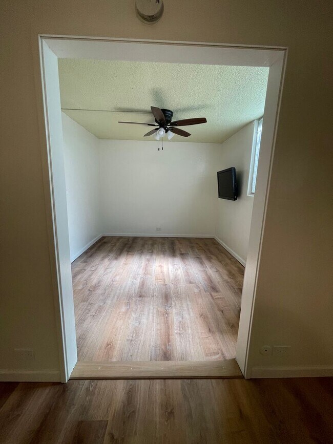 Building Photo - 1 Bed / 1 Bath at University Court, directly across from UH Manoa.