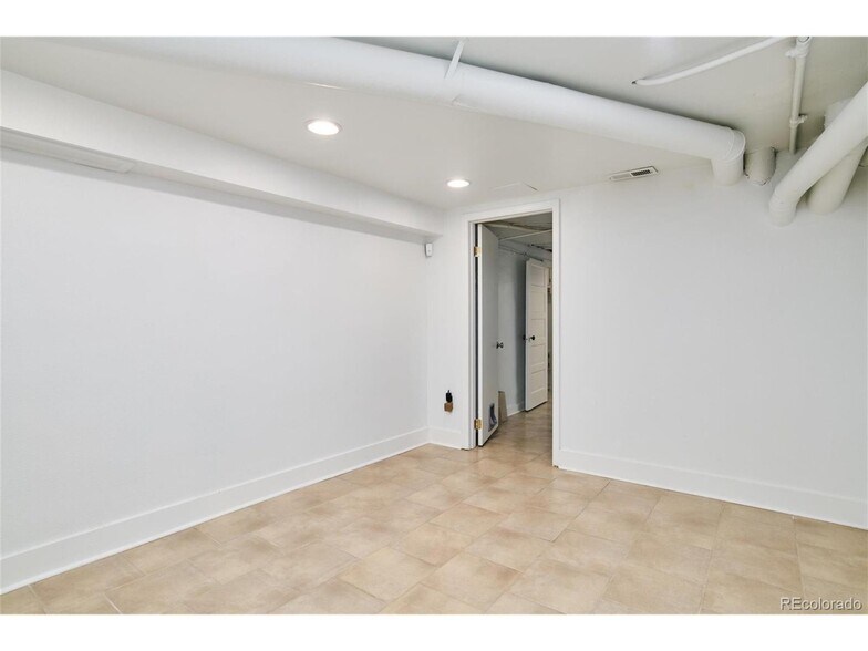 Building Photo - 3311 N Clay St