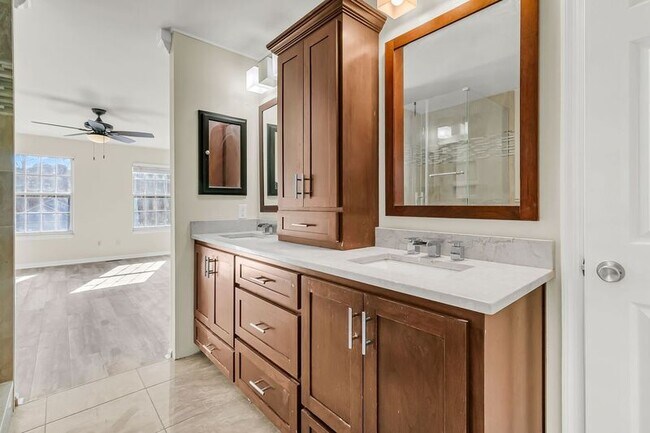 Building Photo - 121 Sully St