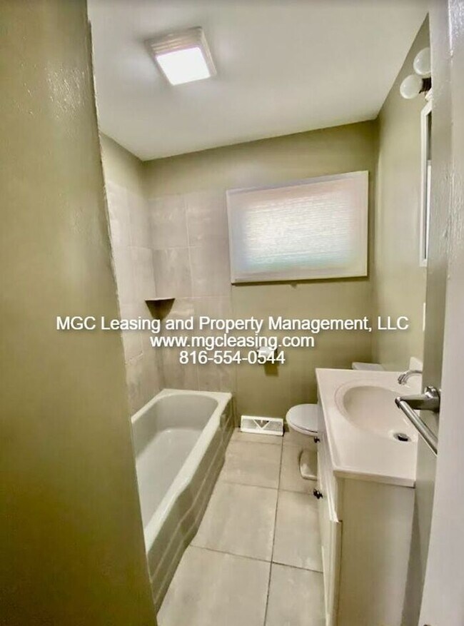 Building Photo - Charming Ranch Style Home Minutes From Downtown Lee's Summit