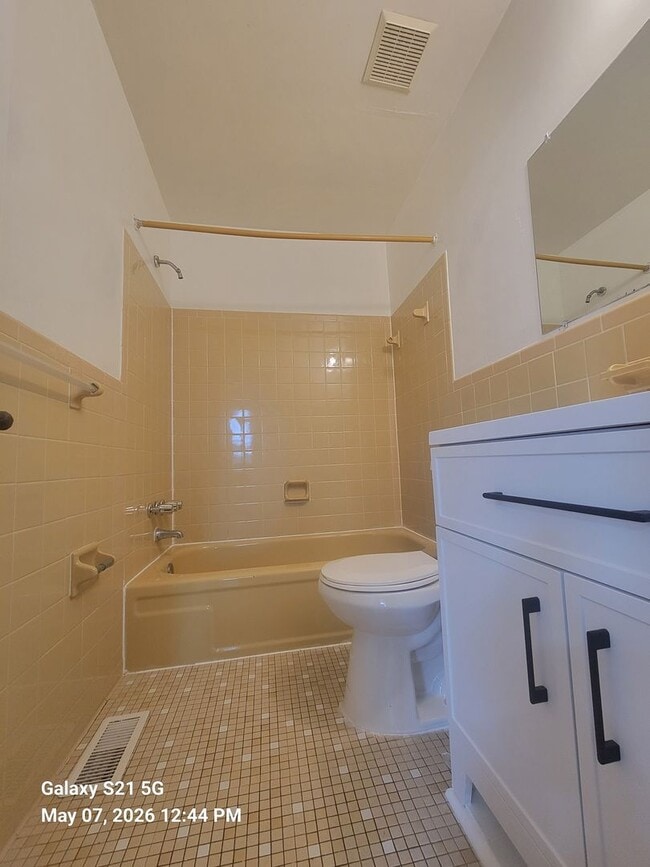 Building Photo - 4 bedroom 3.5 bathrooms townhouse in Kempsville.