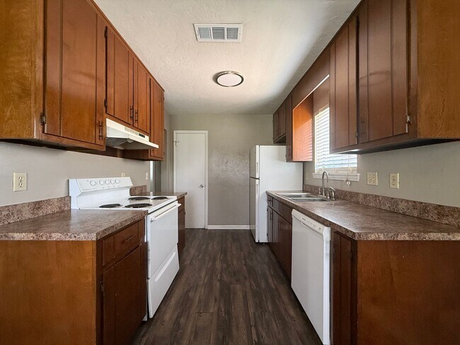Building Photo - Upstairs unit on the Golf Course!!!
