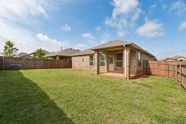 Building Photo - 3 bedroom 2 bath near Paycom!