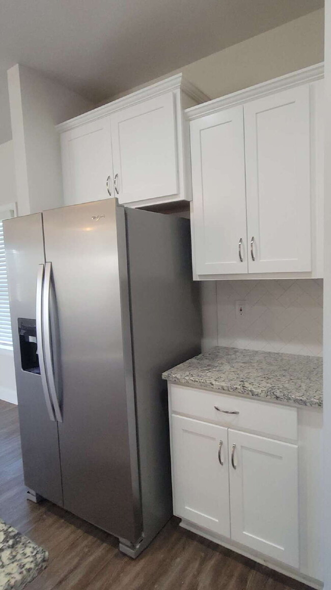 Building Photo - "Spacious 4-Bedroom Retreat with Modern Gr...