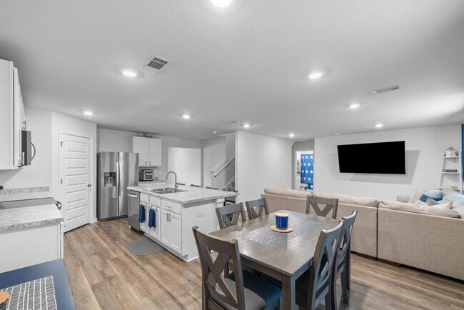 Building Photo - 5213 Peach Dr