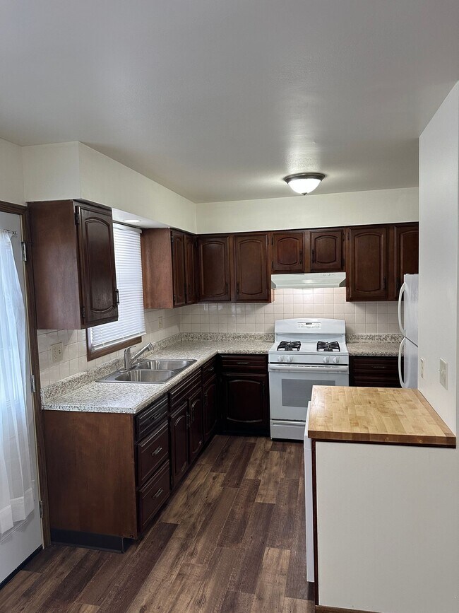 Building Photo - 205 River Ln