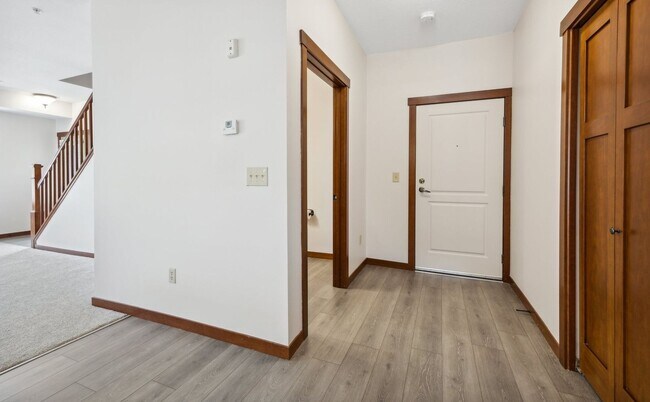 Building Photo - Stunning 2 level Condo in Exclusive St Pau...