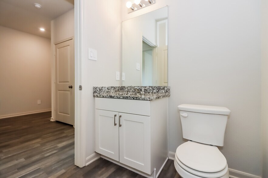 Building Photo - 5516 Fox Blf Dr