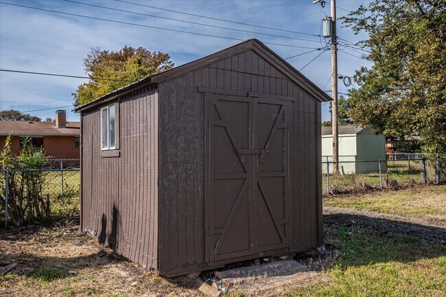 Building Photo - 809 N Ross Ave