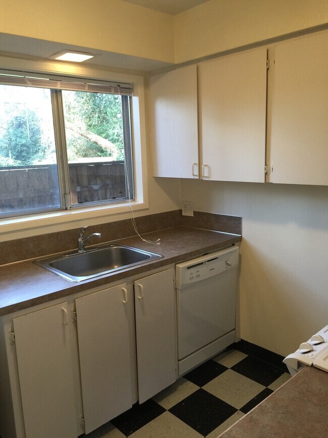 Building Photo - Upper 2bed, hardwoods, dishwasher, on-site...