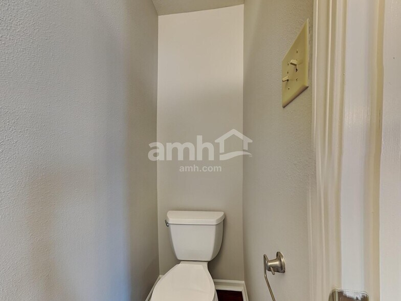 Building Photo - 2373 Blackthorn Dr