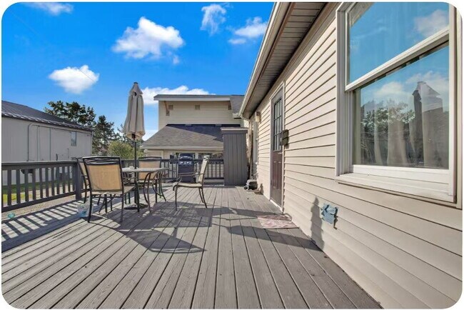 Building Photo - Furnished 1-Bedroom Apartment with Private Entrance and Free Laundry