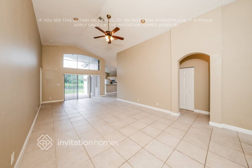 Building Photo - 9496 Lago Dr