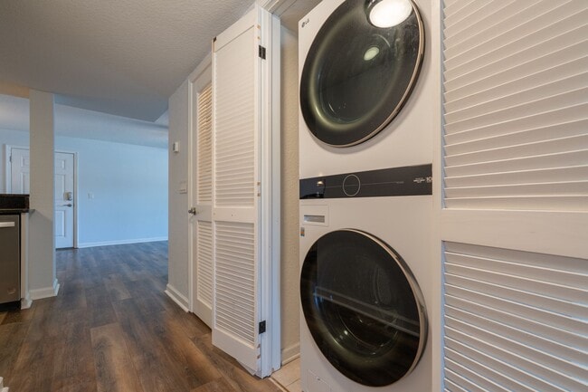 Building Photo - MOVE IN READY 2-bedroom in Virginia Beach!