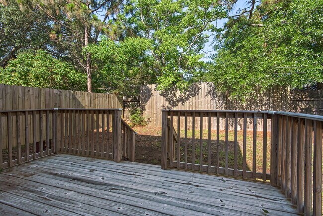 Building Photo - "Charming 3-Bed Townhouse Retreat with 2.5...