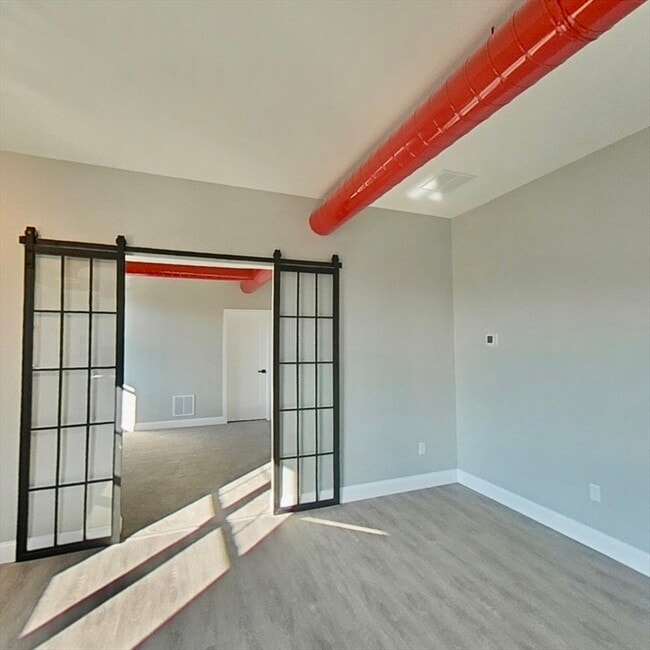 Building Photo - 15 Oak St