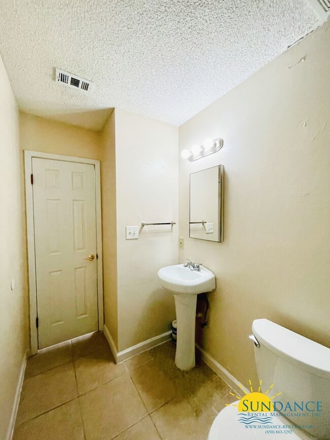 Building Photo - Beautiful 2 Bedroom Home in Fort Walton Beach!