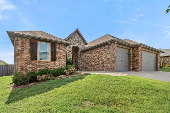Building Photo - Come home to this stunning 4 bed/2 bath split floorplan home in Centerton!