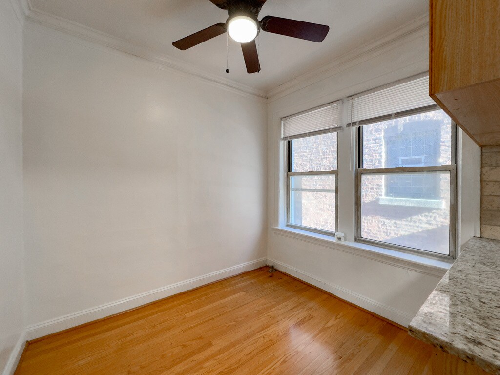 Building Photo - 522 W Surf St