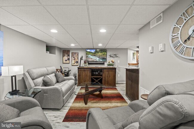 Building Photo - 79 Manor Cir
