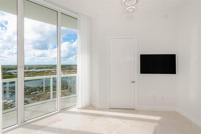 Building Photo - 16001 Collins Ave