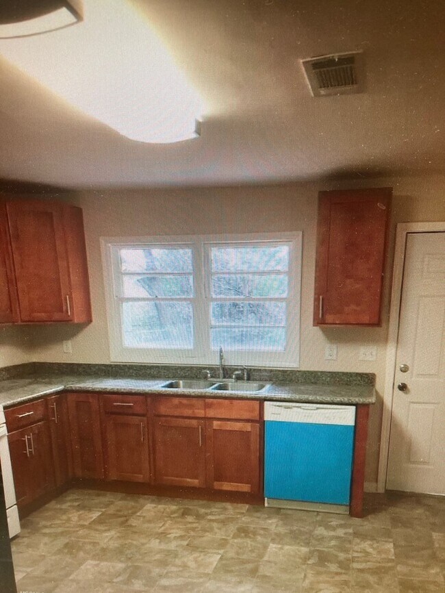 Building Photo - 3 bedroom 2 bath home located in Gulfport