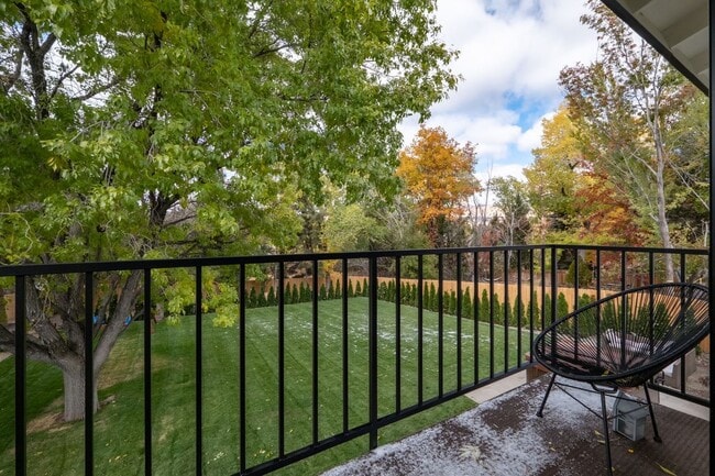 Building Photo - 3390 Thornhill Dr