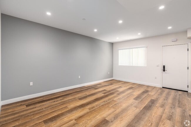 Building Photo - 8940 Reseda Blvd