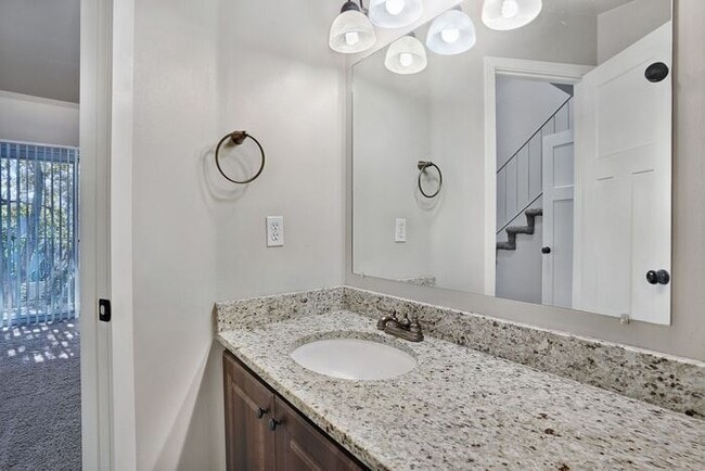 Building Photo - Spacious 2 Bed 1.5 Bath Townhome in Murray ! $500 Amazon Gift Card!