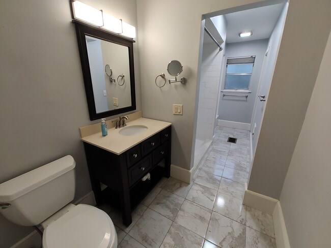 Building Photo - 405 W 18th St