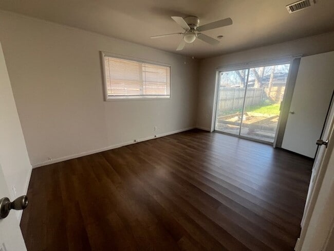 Building Photo - Large 1960's Home Near 21st & Sheridan!