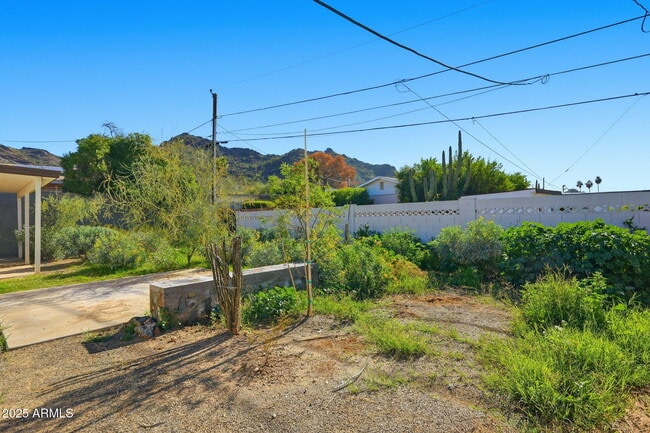 Building Photo - 1321 E Townley Ave