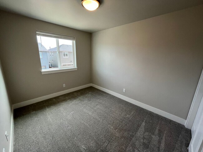 Building Photo - Beautiful 3 Bed/2.5 Bath Townhome - Community Pool and Fitness Center!