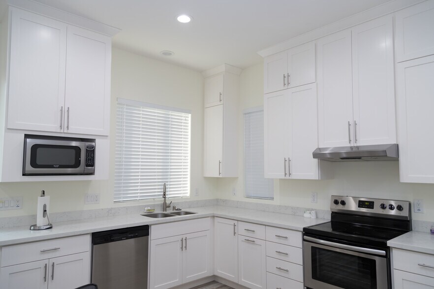 Building Photo - 5063 Elester Dr